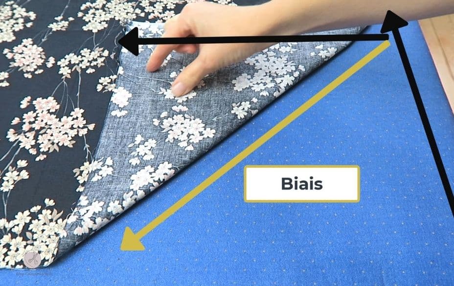 Couper morceau de tissu dans le biais